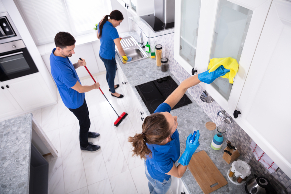 Equipe realizando limpeza profunda em uma cozinha; fotografia ilustrativa